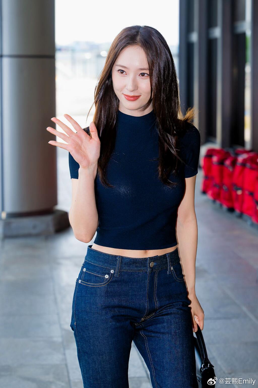 秀晶来北京啦！新闻图美我一大跳Krystal郑秀晶今日机场穿搭，出发北京参加活动