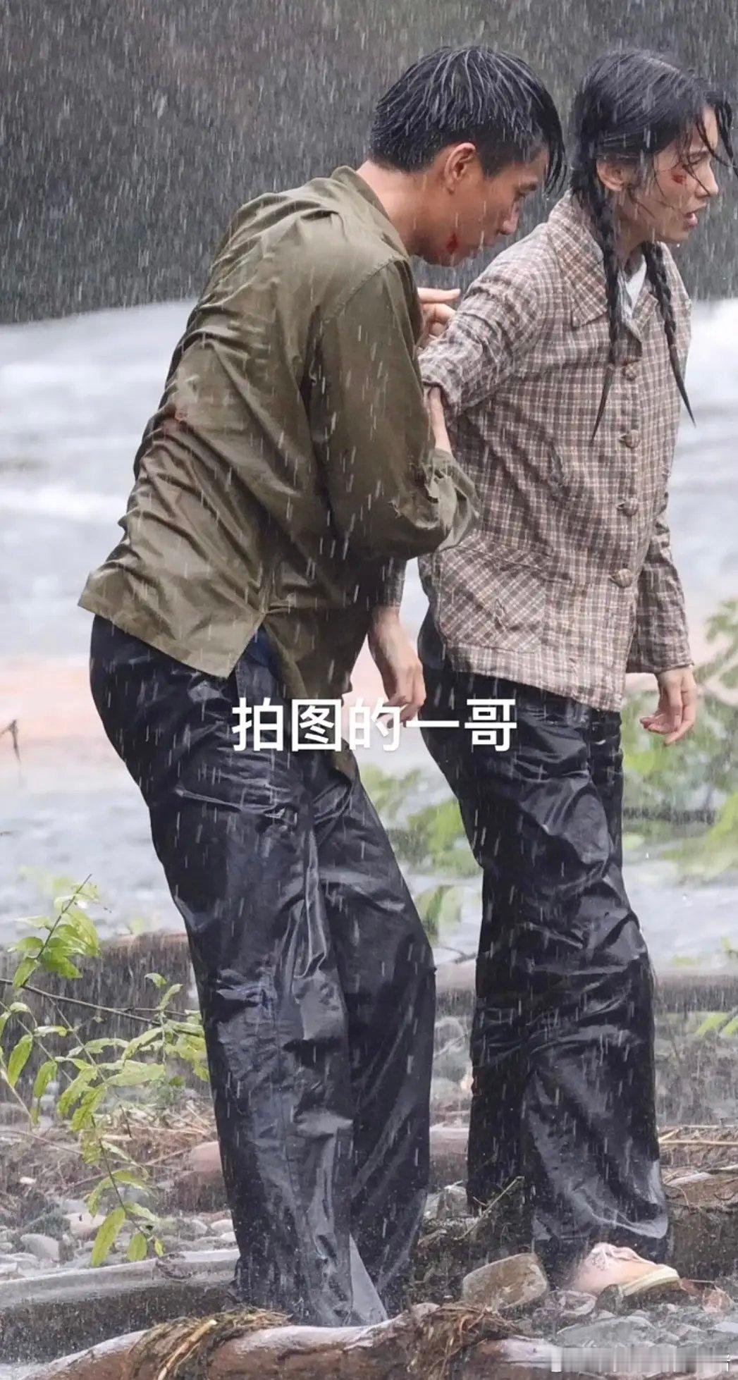 周也王子奇红舞鞋拍摄片场，剧组连连叫好，说演的太棒了，惨兮兮的两人[敲打][敲打]