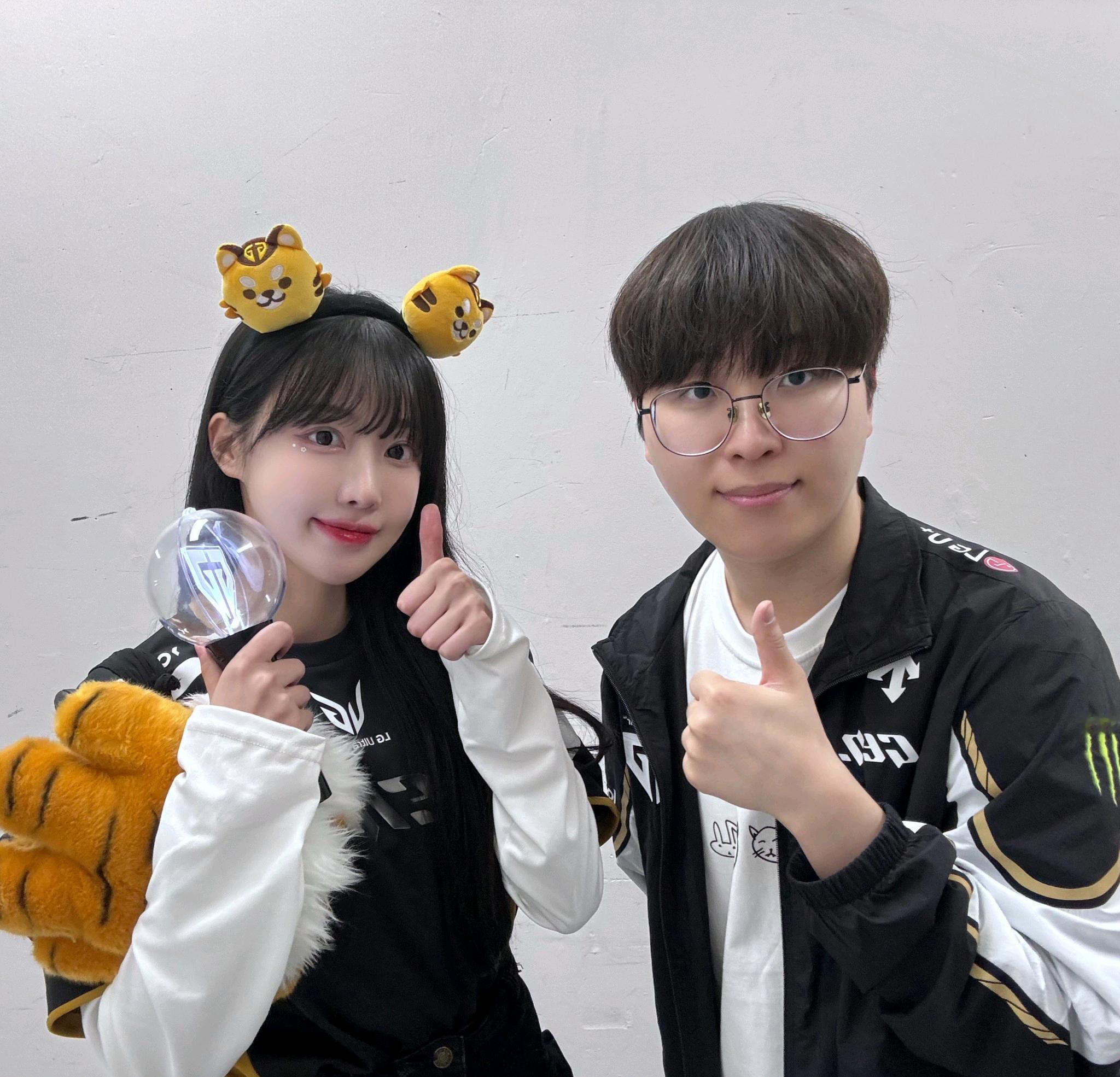 主播和GENG选手合照英雄联盟​​​
