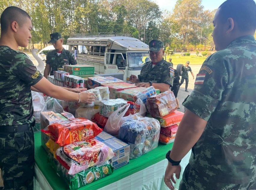 泰国军队接收民众捐赠的食用物资！主要是以方便面和小零食为主，在前线没饭吃，可