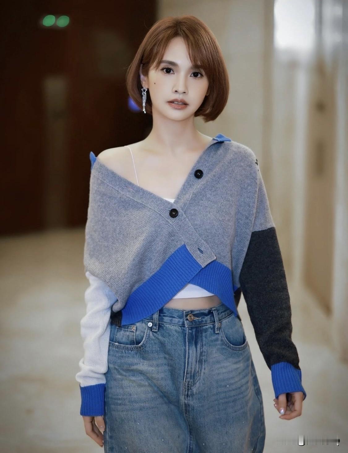 我发现女明星就不能好好穿衣服，明明是一件很基础的开衫，硬生生被左扯扯又拉拉，变成