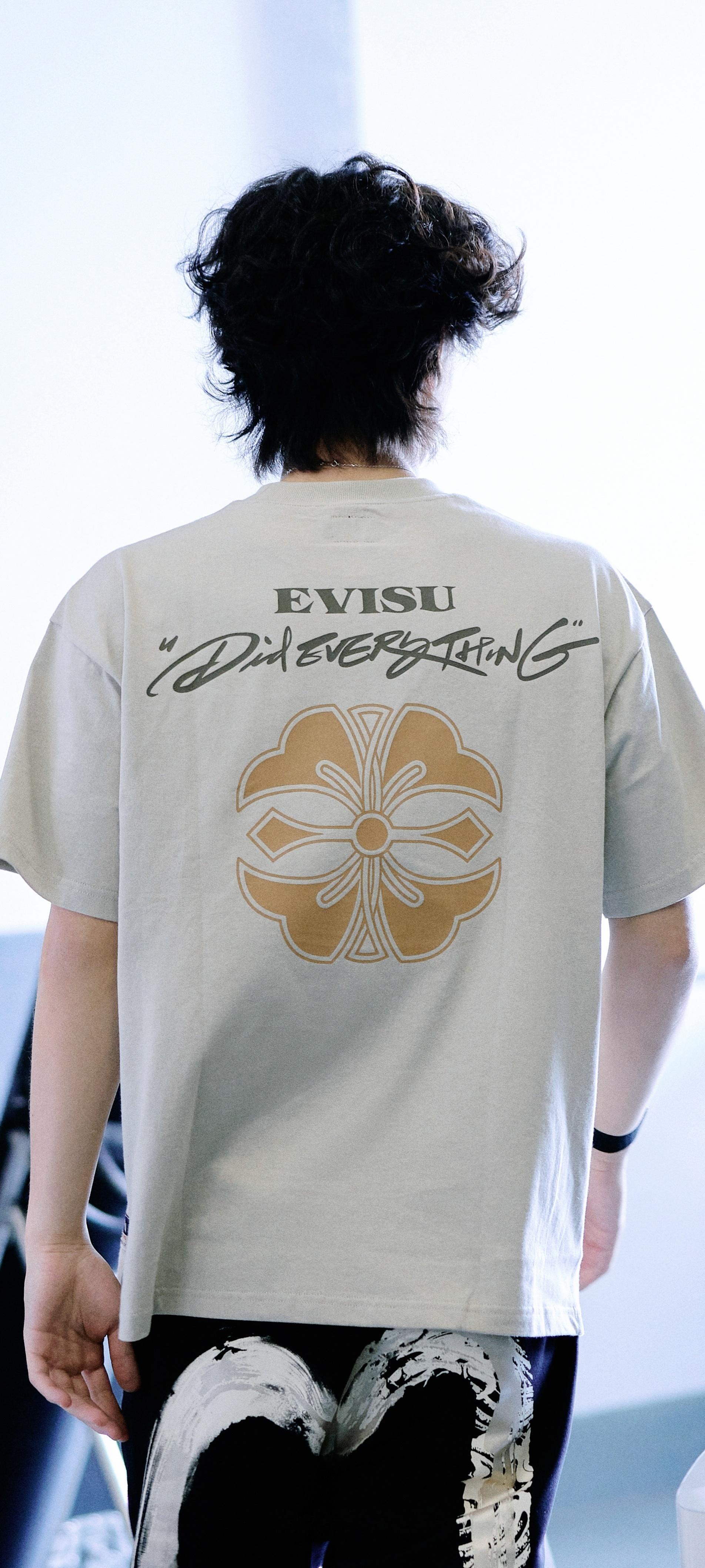 EVISU晒王一博素颜照王一博素颜卷毛小王子帅破天际，颈间小骨头🦴项链闪闪发亮