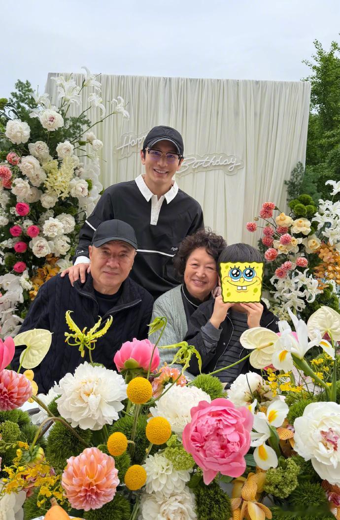 黄晓明带小海绵为母亲庆生黄晓明晒为母亲庆生合照黄晓明晒为母亲庆生合照，发文温柔真