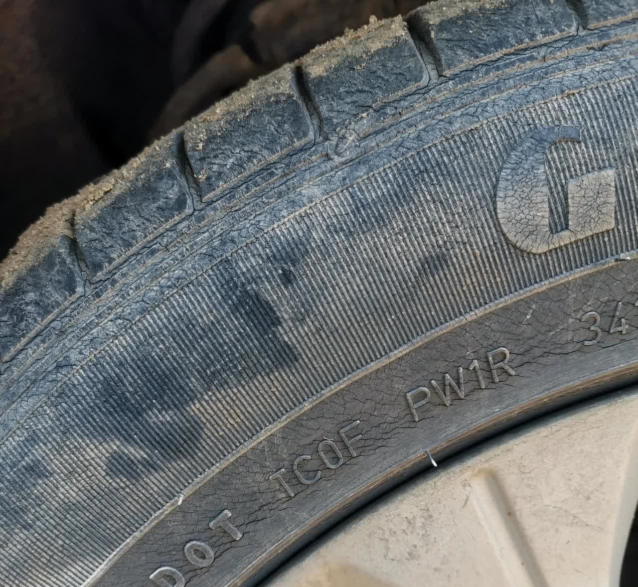 这样的轮胎还能继续用吗？原车轮胎已经10年了，跑了4.5万公里。基本不上高速
