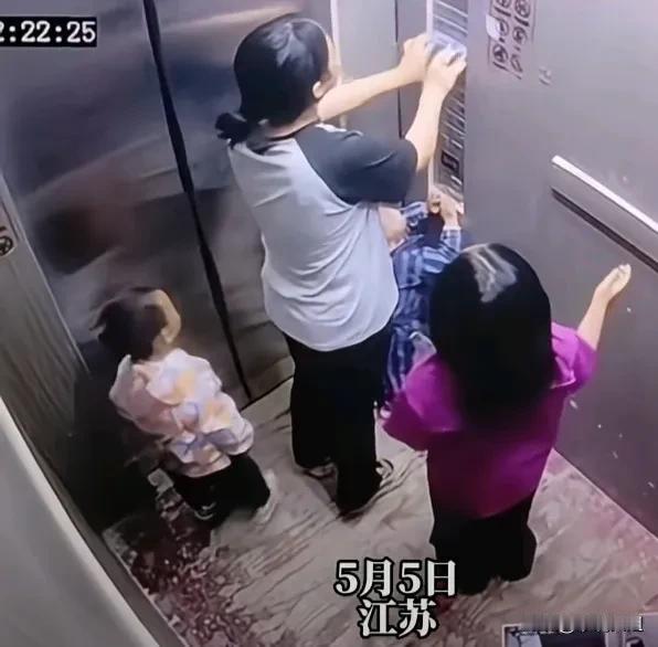 父母是孩子最好的榜样！在一个电梯视频中，江苏一女子带着三个小孩乘坐电梯上楼