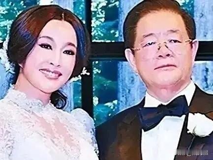 刘庆的现任丈夫他的名字叫王晓玉，今天84岁，与同龄人比还是显得比较年轻，他是安徽