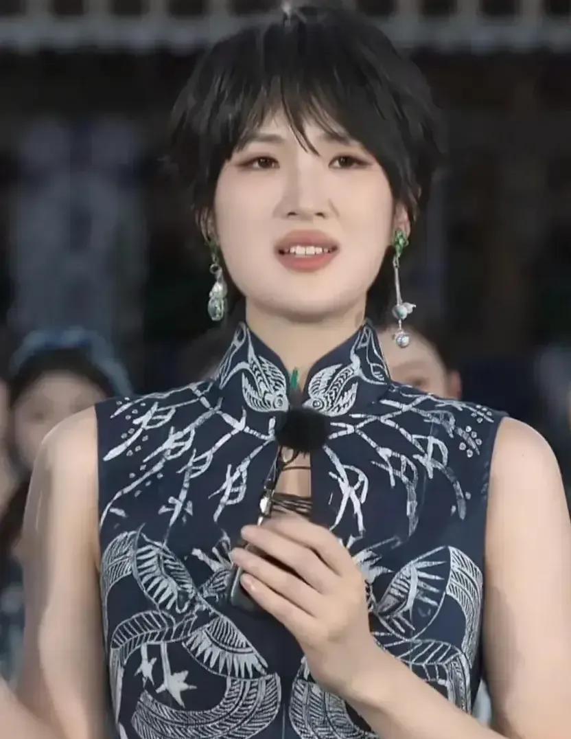 二公主驾到！一身蜡染旗袍，领口是立领，带有别致的开衩设计，无袖款式，行走中兼具