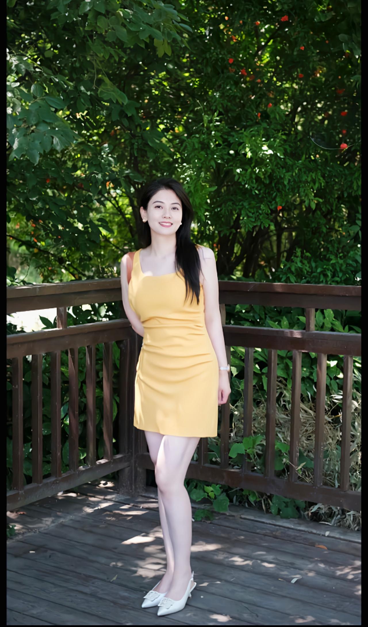 临江仙·美人浅笑盈盈花映面，眸光恰似流波。轻移莲步舞婆娑。罗衣飘袅袅，娇态韵