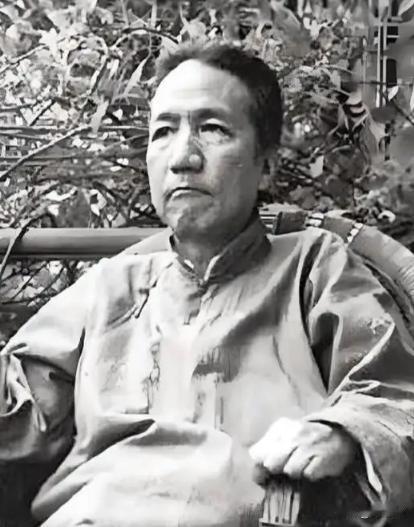 1941年，几个日本兵闯入一位中国老人家中，不料，为首的军官仔细端详后，竟对下属