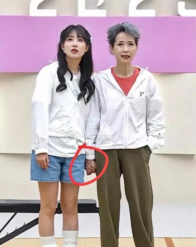 真的没想到，60多岁的叶童情商居然这么低在浪姐中叶童和其他姐姐一起玩游戏，他抽