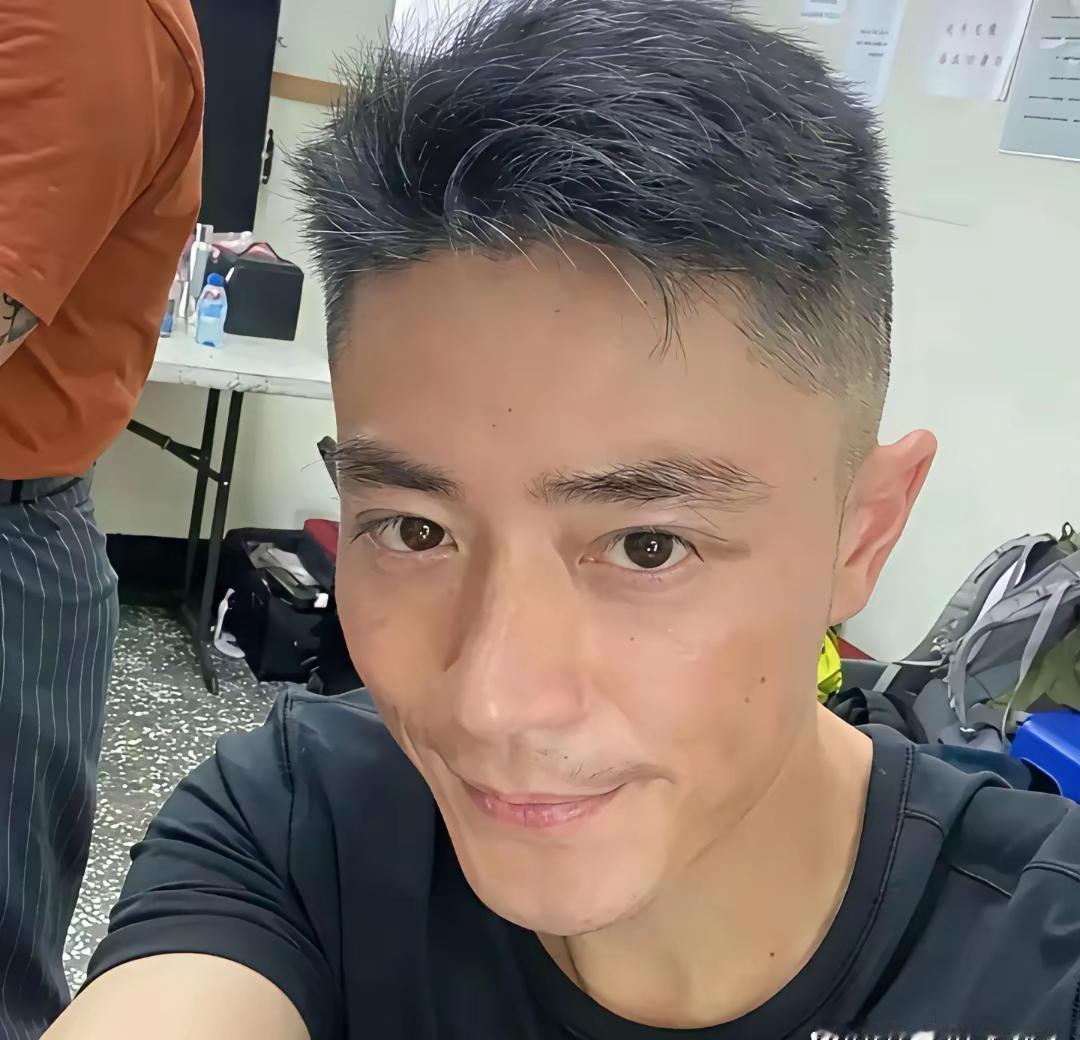 这才是霍建华最真实的模样！无美颜、无化妆出镜，脸上带着些许皱纹，斑点，尽显自然状