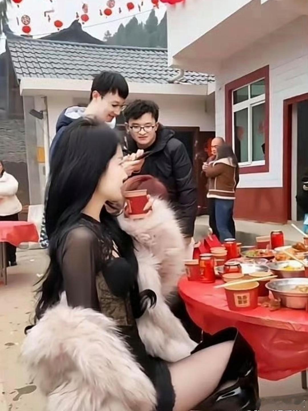 在老家吃席碰到的，这样的女生一般人谁敢娶啊！