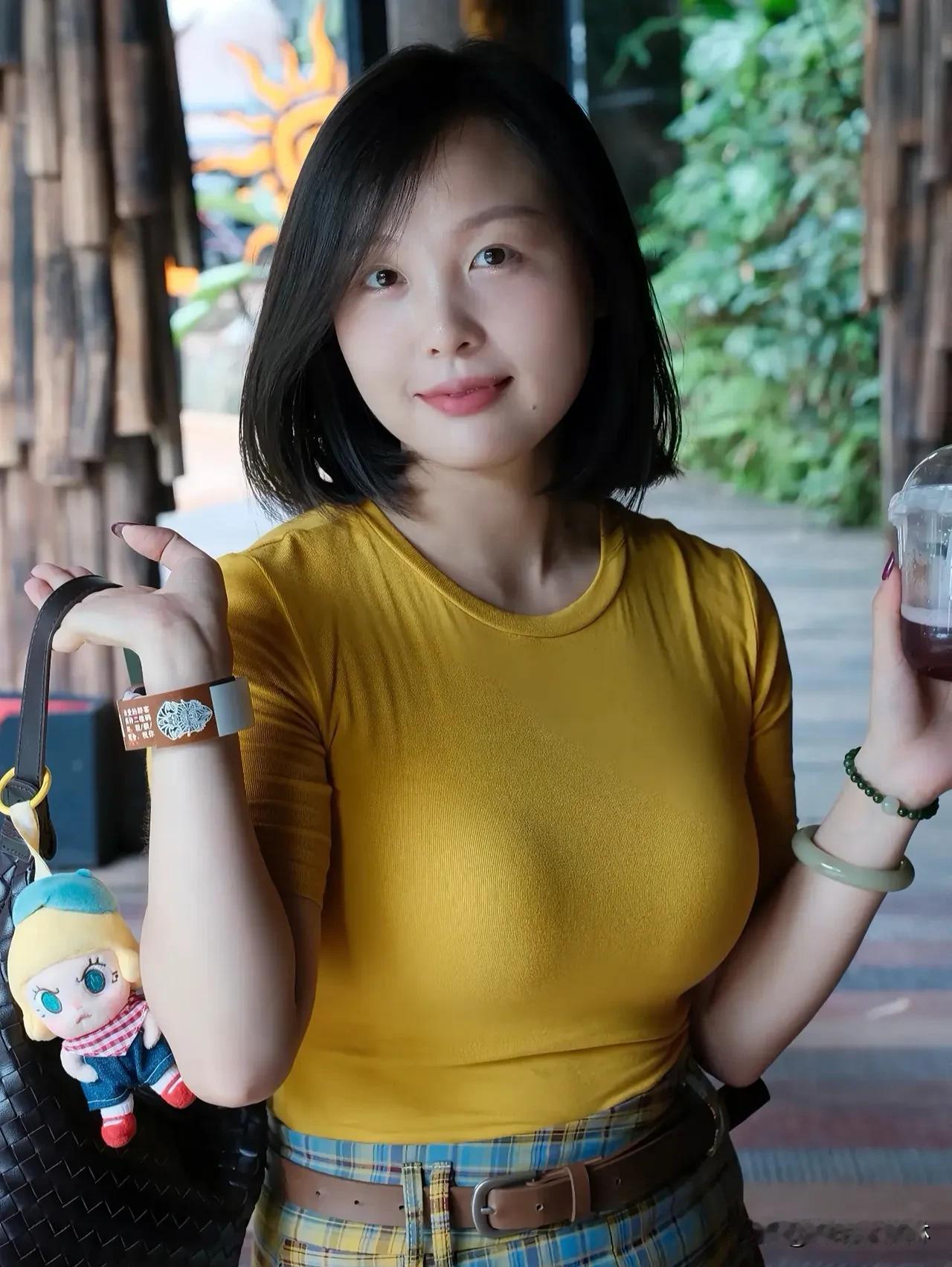 生活的乐趣，藏在日常的缝隙里。一杯热茶，一缕阳光，皆是惊喜。记