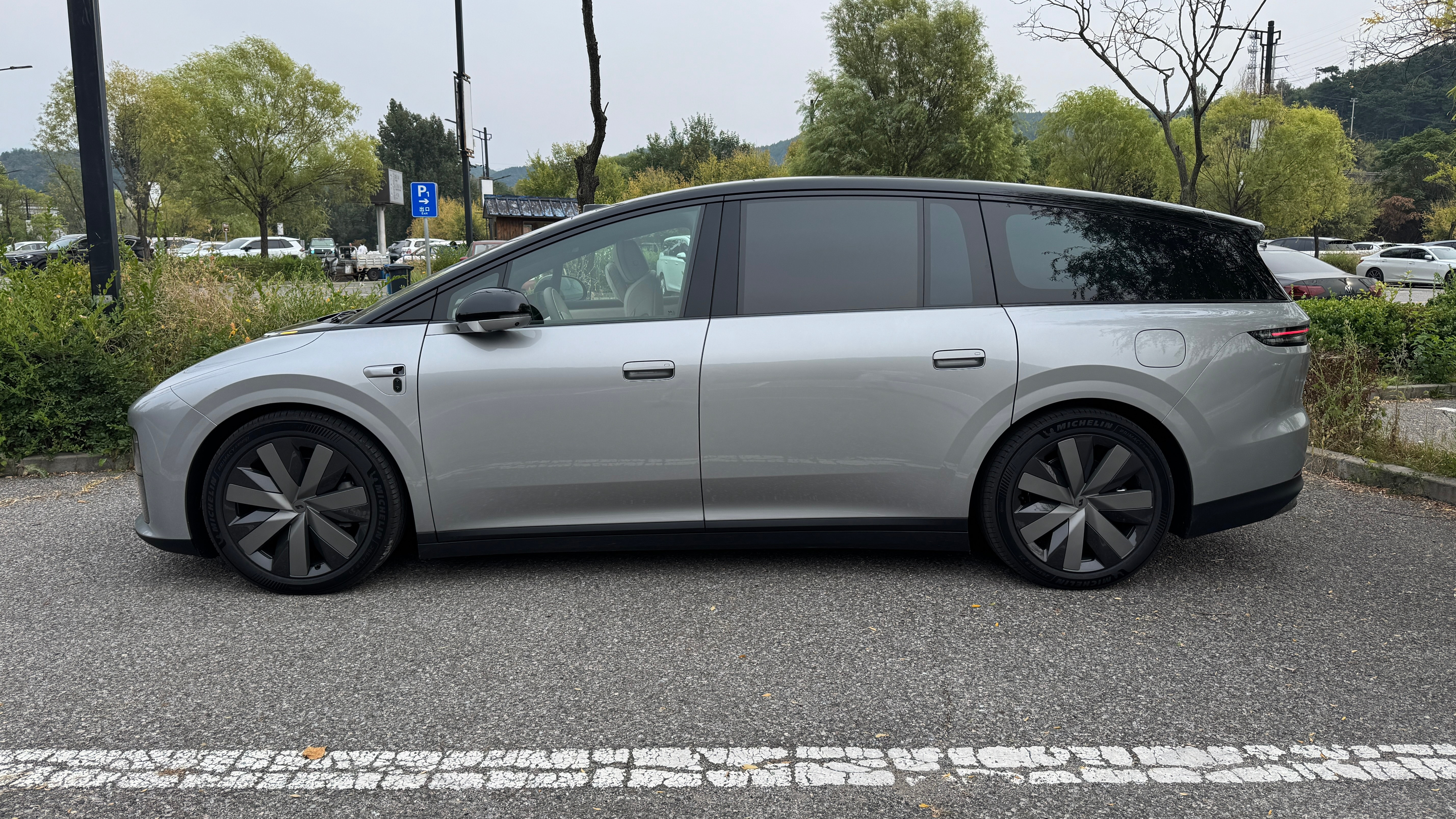 理想i9开起来根本不像5.2米长的车，前几天试驾了理想i9，感受最深的是：522