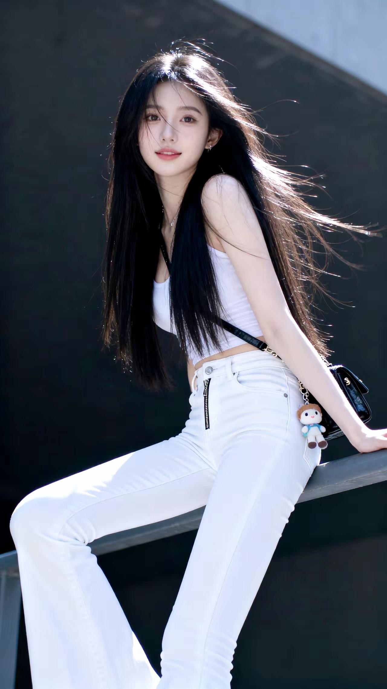 阳光下的少女，白色牛仔裤与黑色长发，清新自然。女孩最喜欢的穿搭是什么敢不敢把你