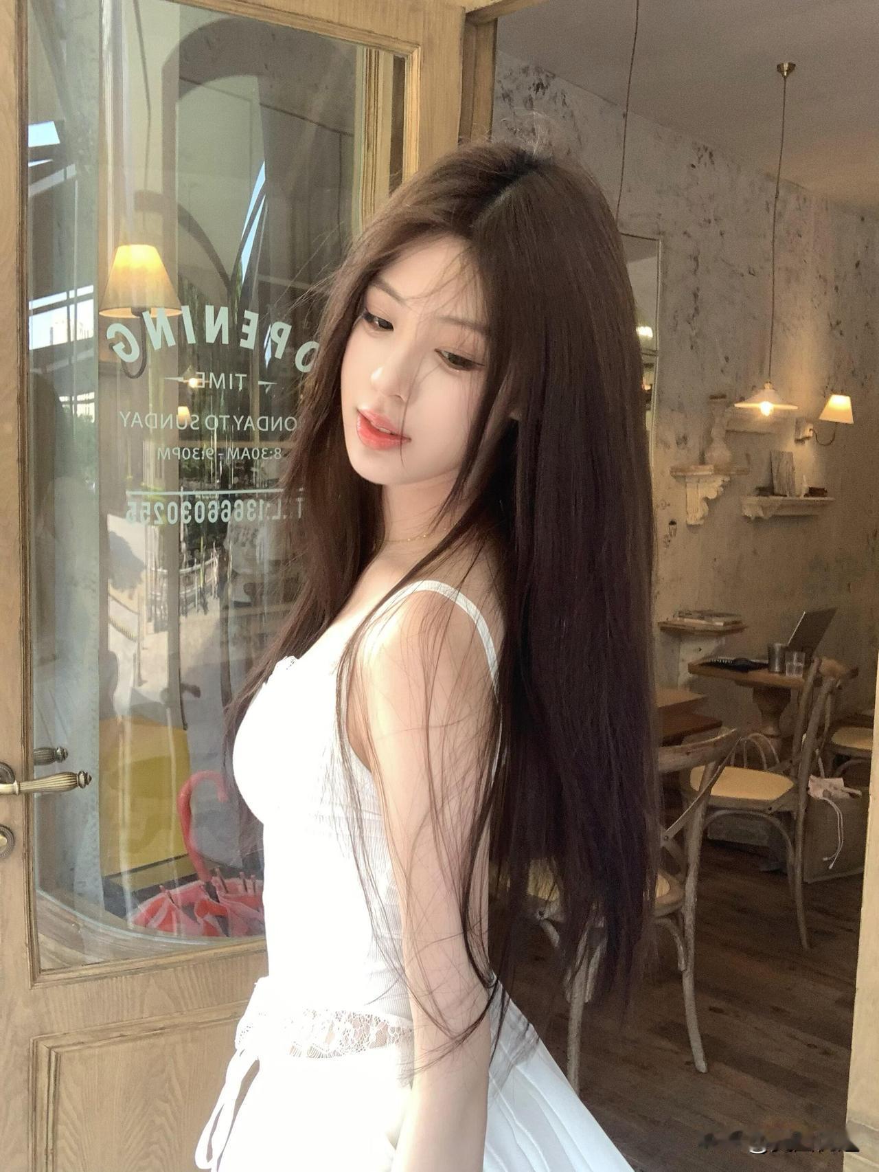 优雅白裙少女，咖啡馆的温柔时光