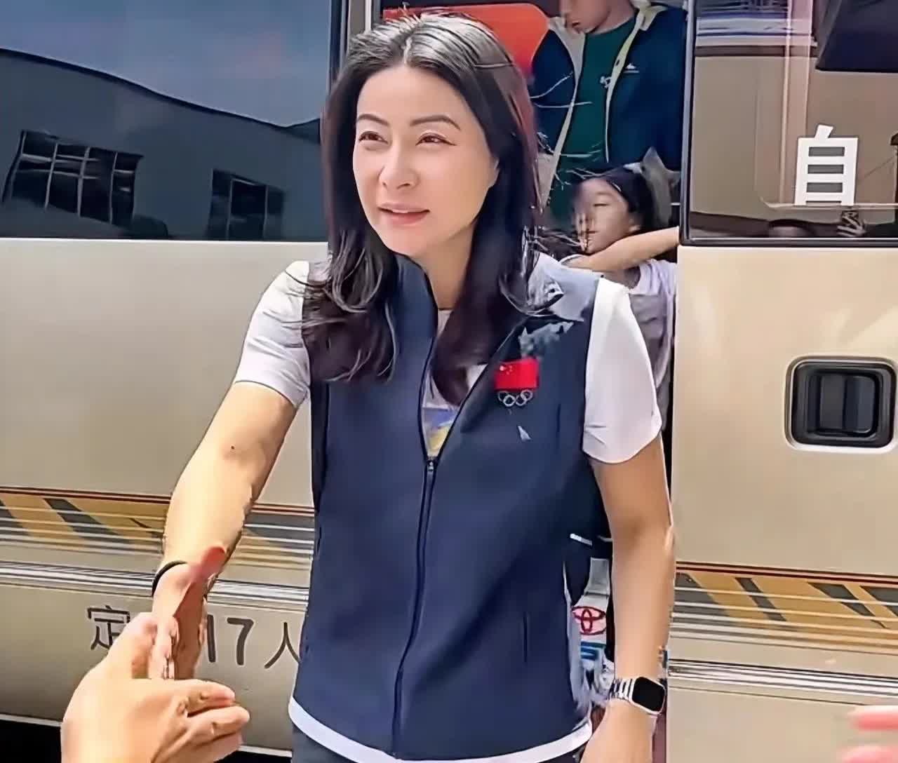 现在最不淡定的人应该就是霍启刚了！他万万没想到，在大庭广众之下，郭晶晶一