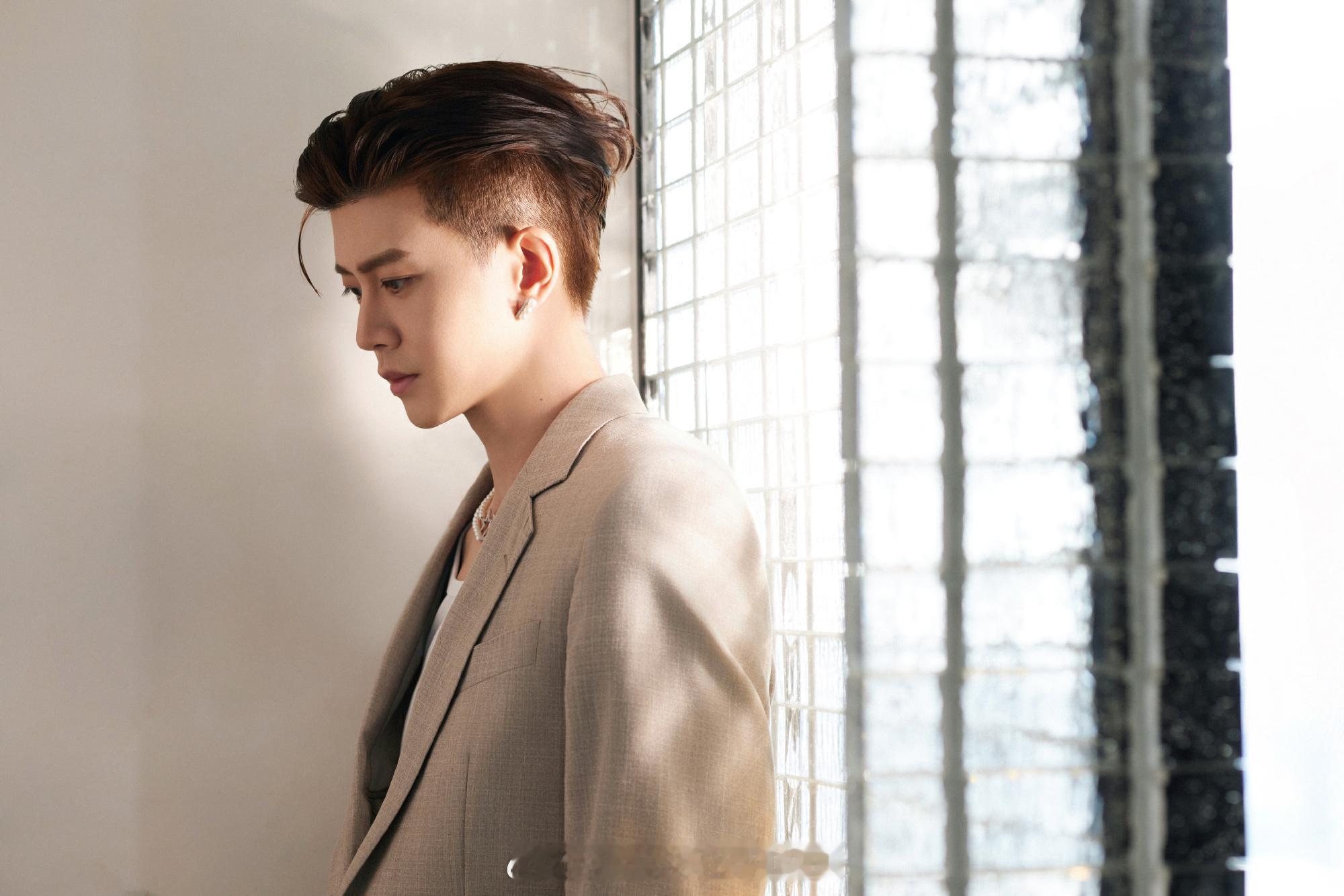 没有刘海，露出整张脸还这么帅的是真帅。任嘉伦完全型男来的[爱心]​​​