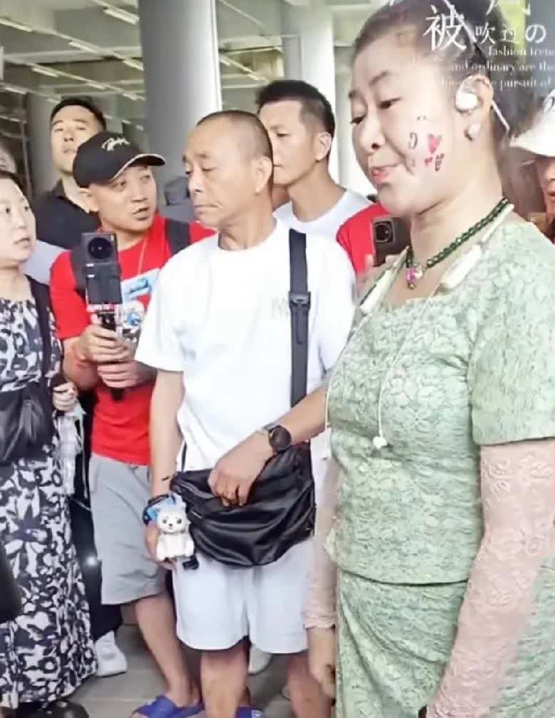 刀郎可真是个大预言家，许多人被他一层一层剥去鲜亮的外衣，露出全身最丑陋的部分，却