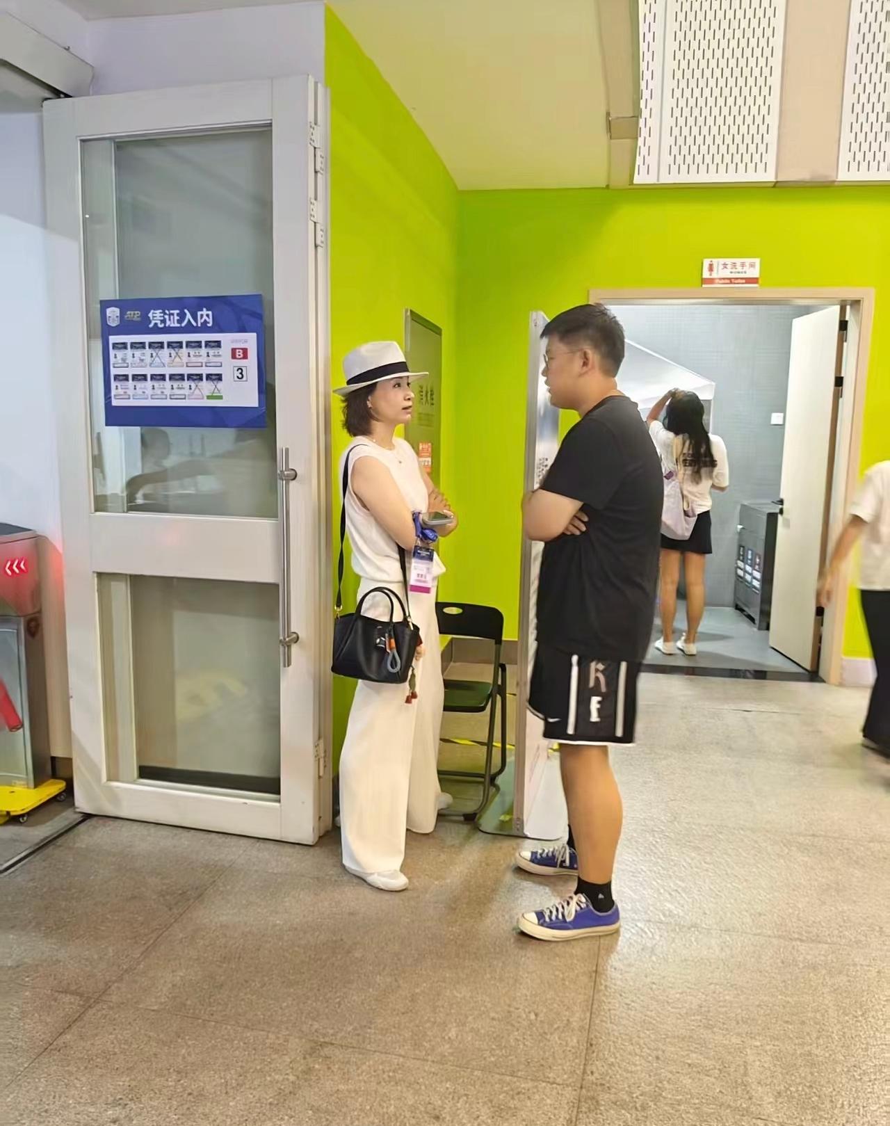 主持人董卿“女洗手间”门前聊天被网友偶遇，网友直呼'太接地气'。还记得春晚舞