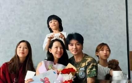 蔡少芬的女儿终于长大蜕变了，五官特别像爸爸张晋，真的是女大十八变，越变越好看！