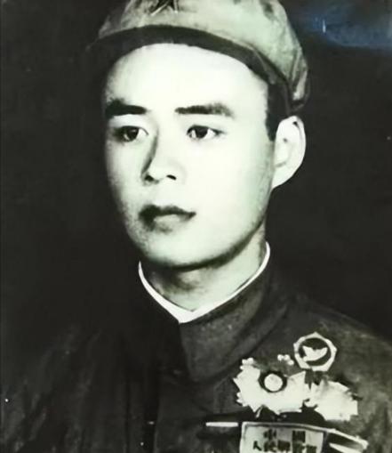 1952年10月，美军猛攻上甘岭，黑压压的一片压了上来。炮弹像冰雹似的砸在阵