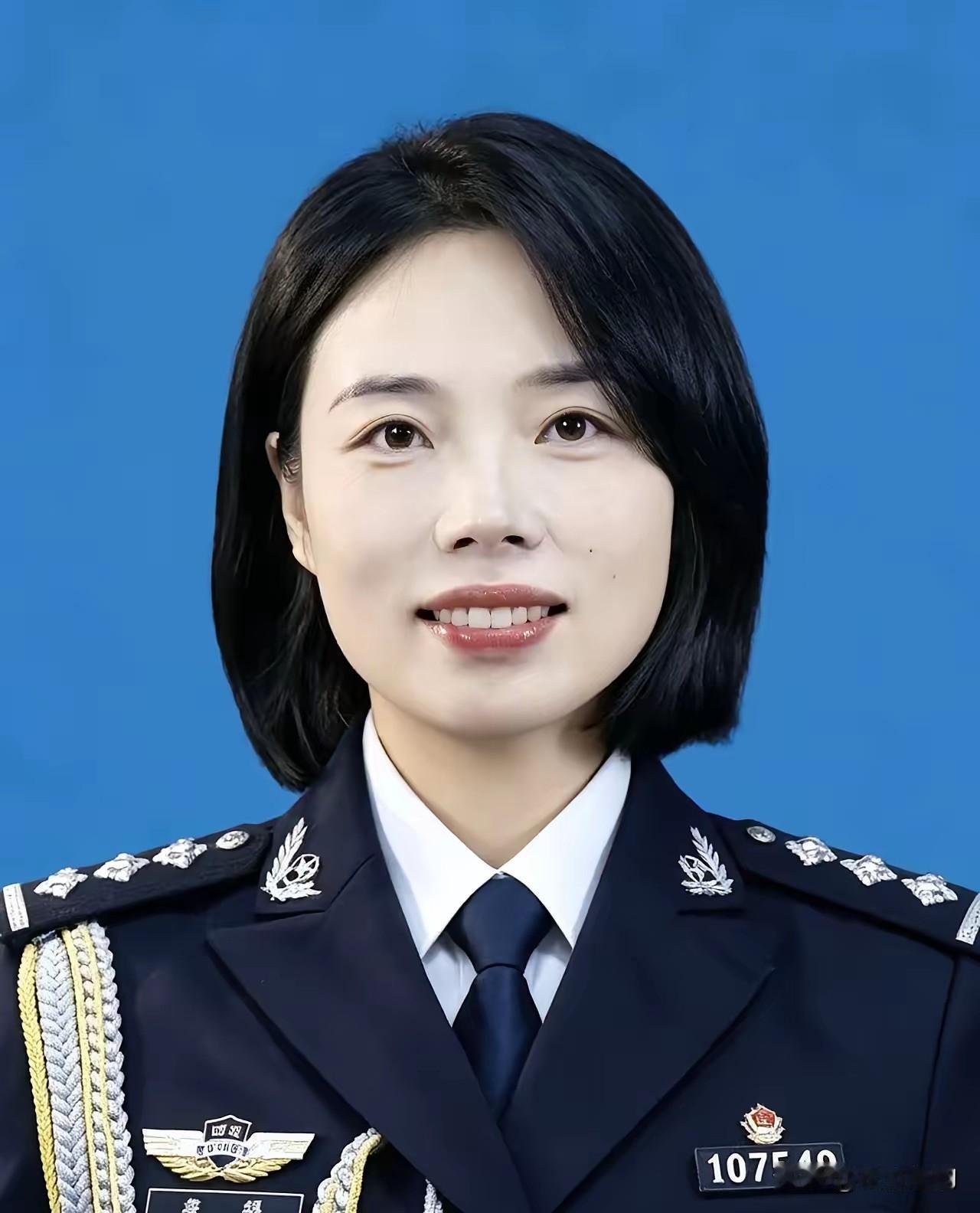 唐娟，1986年出生于四川巴中农村。2010年，她放弃高薪白领工作报考警察，20