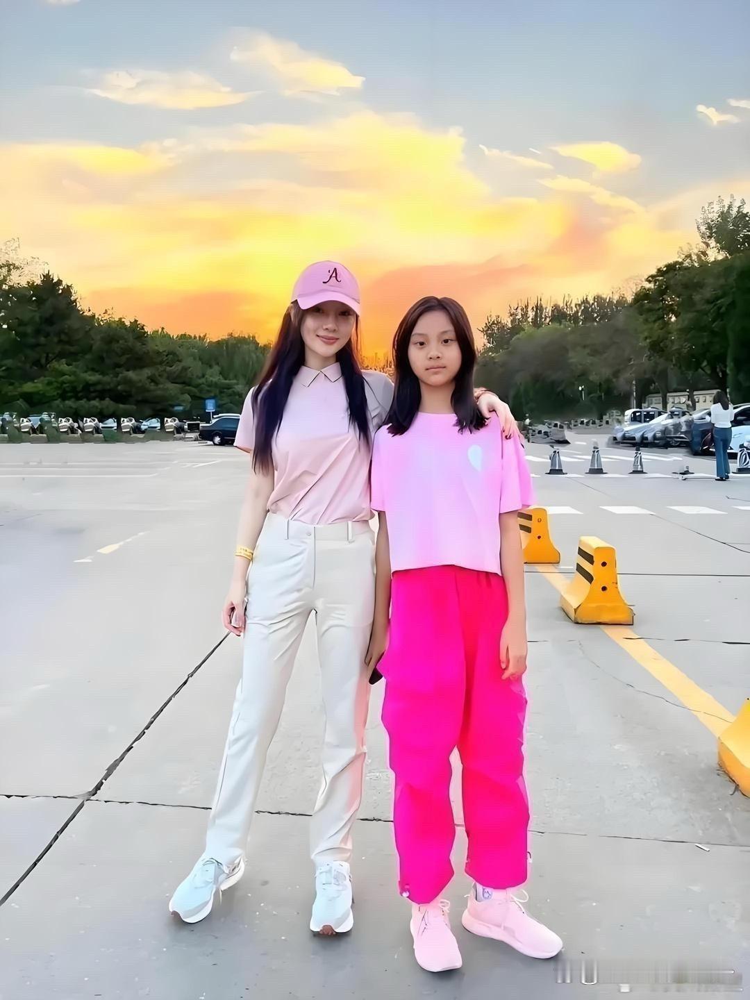 李小璐的女儿甜馨长这么大了，像谁呢？蛮漂亮的