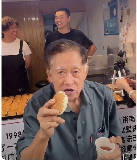 有网友展示了上海建工爷叔的养老金明细单，显示养老金为5092.20元，按这个养老