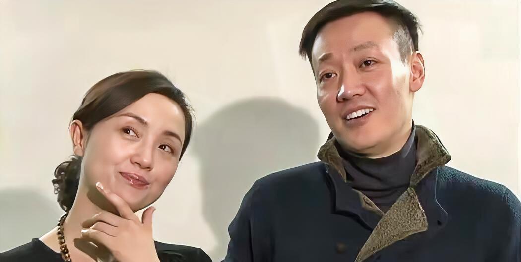 辛柏青说，我刚上大学那会，还真没瞧上朱媛媛。有一次我们上形体课，她姗姗来迟。穿