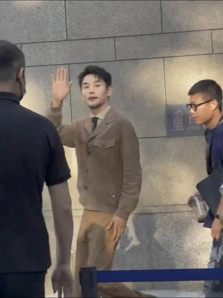 不愧是帅过胡歌靳东的那个男人，一出场就迷倒了万千少女！胡歌靳东王