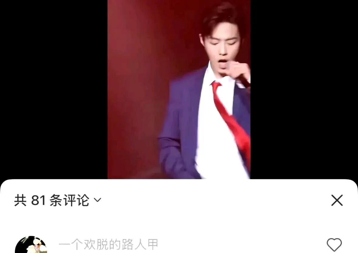 哈哈哈！这是谁发现的啊！也太好玩了，说肖战把特朗普同款套装穿的好看，衣服好不好看
