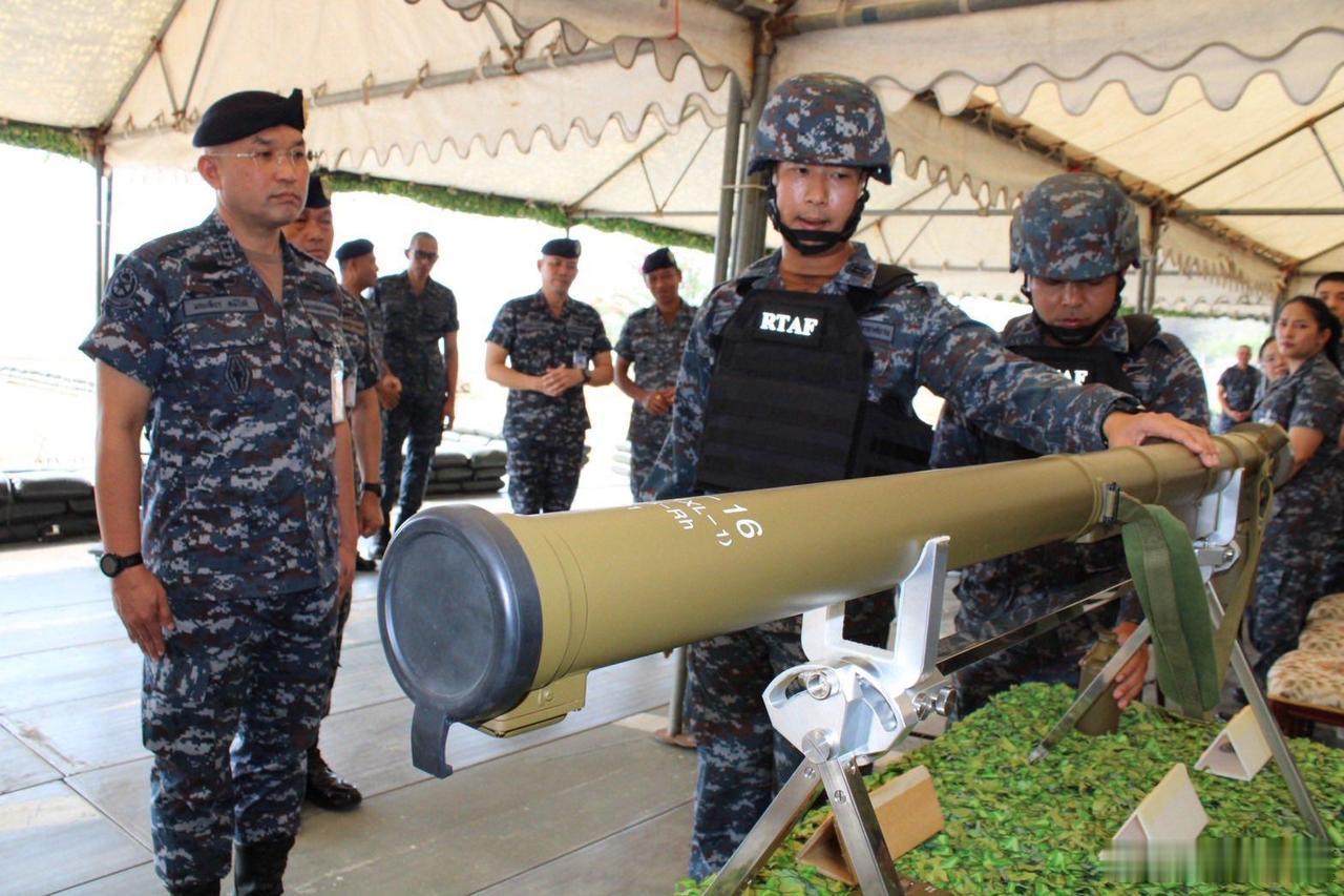 中国的军事装备正在海外大行其道图1为泰国空军正在展示其装备的中国FN-16单兵