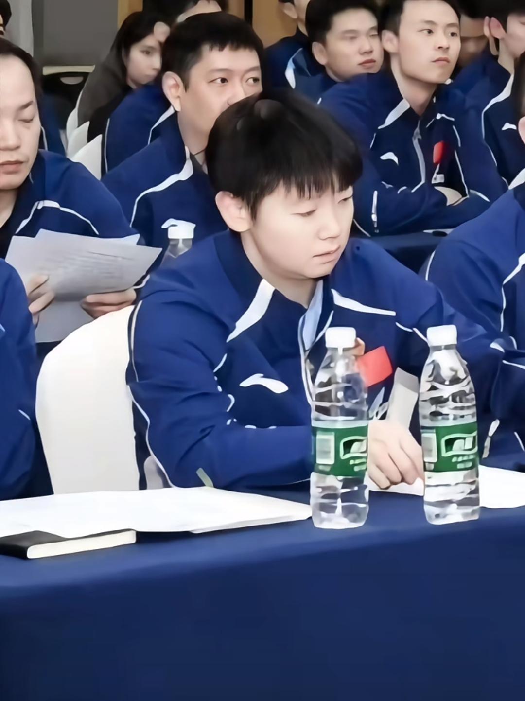 赛场王者摇身一变成学霸，那叫一个妥妥的。在成都封训的集体会议上，莎莎、王曼昱、王