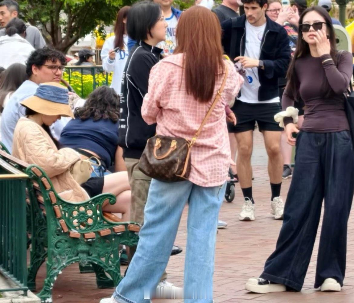 公主就这样悄悄回家然后惊艳我们所有人LA迪士尼偶遇刘亦菲洛杉矶迪士尼偶遇刘亦菲