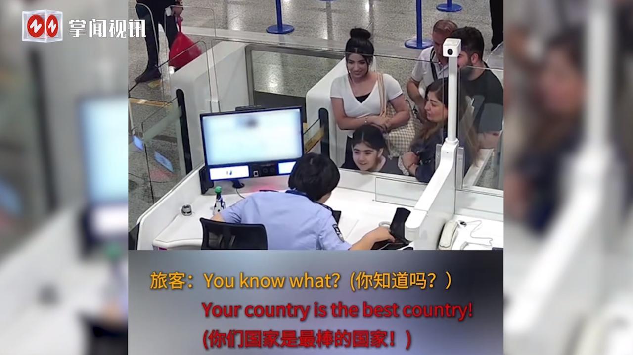“这个外国女孩火了！”近日，上海，一位来自多米尼克的小女孩在和家人一起从中国旅游