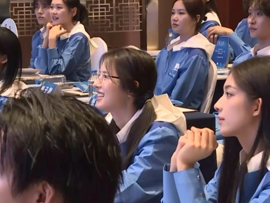 鹤男上学时会去隔壁班偷看的女同学🥰（哎呦没想到鹤男被星辰大海拒绝了三年🥹