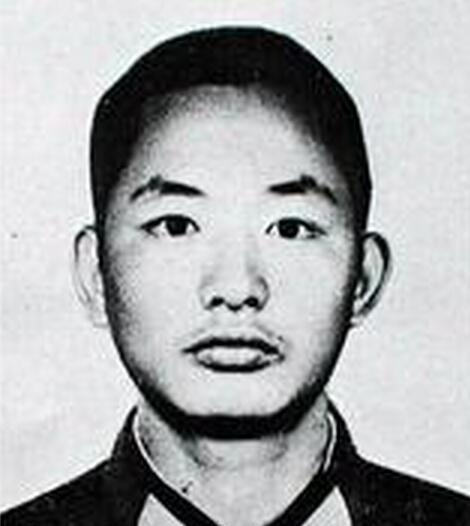 [点赞]1984年，解放军排长下山巡逻，路上偶遇3名解放军，排长看了对方一眼，