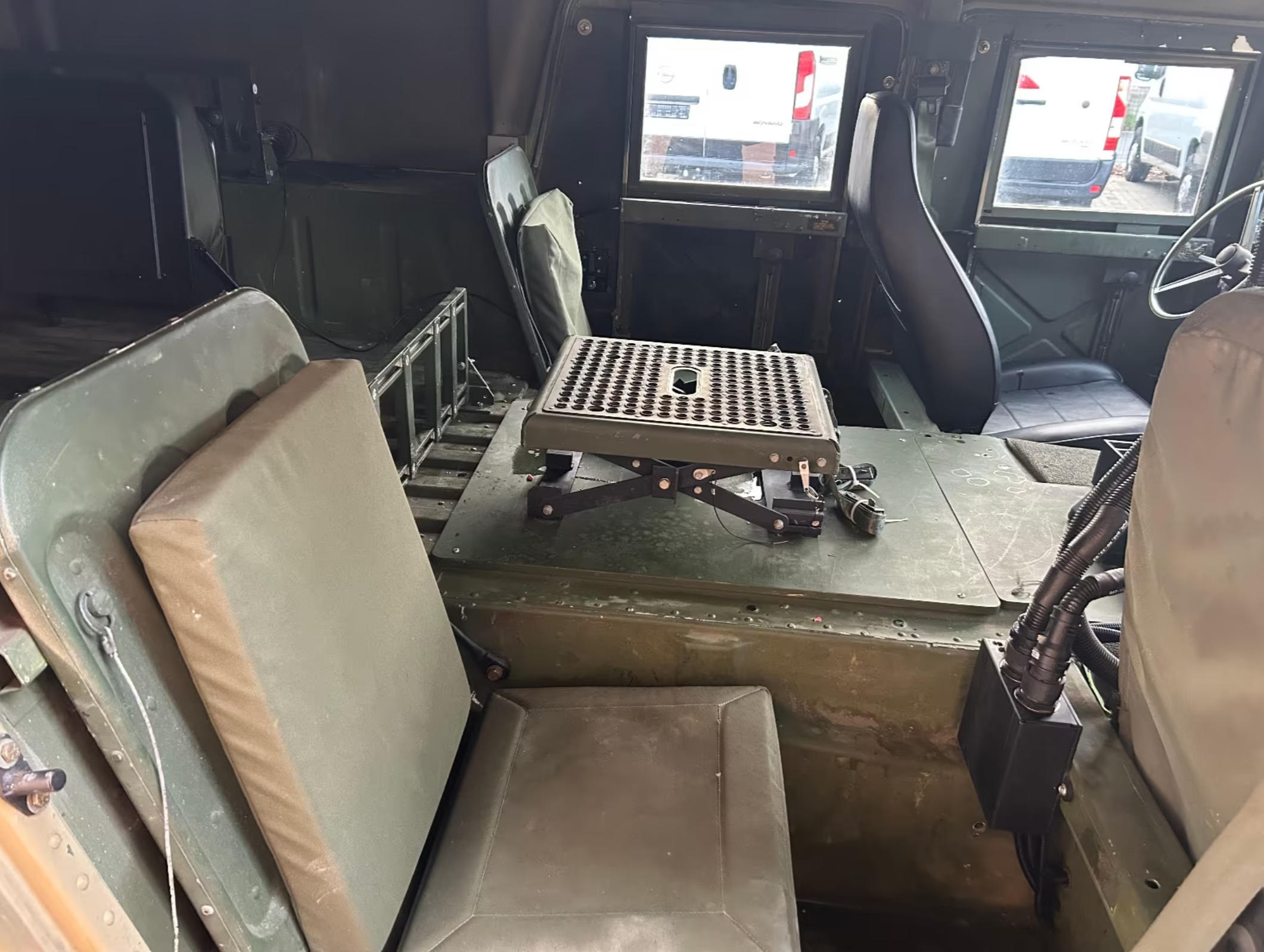 特殊车辆1986HUMVEEH998，这是军用的悍威，不是民用的悍马，外观