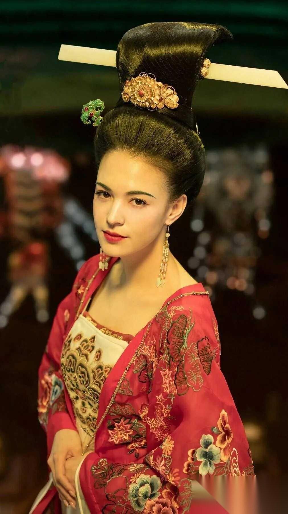 公元756年，72岁，且一辈子没碰过女人的高力士，一把38岁的杨玉环抱了起来……