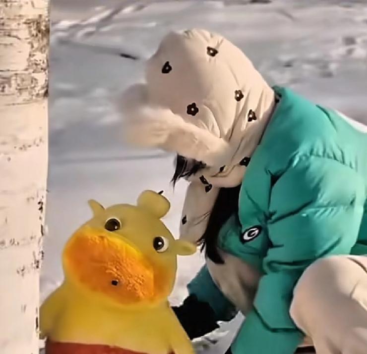 最近，哈尔滨所有的朋友都被一位重庆的游客堆出的雪人给惊住了没想到这位重庆的姑娘