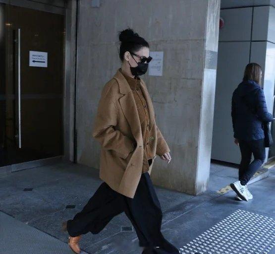 12月8日，张柏芝在香港高等法院续审与前经纪人余毓兴的合约纠纷案时情绪崩溃当庭痛