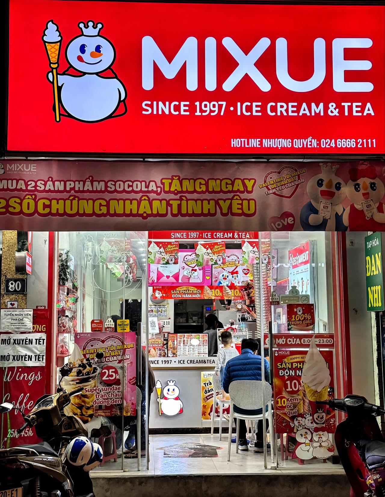 从奶茶到越南“国民饮料”，蜜雪冰城太会了！在越南街头，那个戴着皇冠的雪人形象