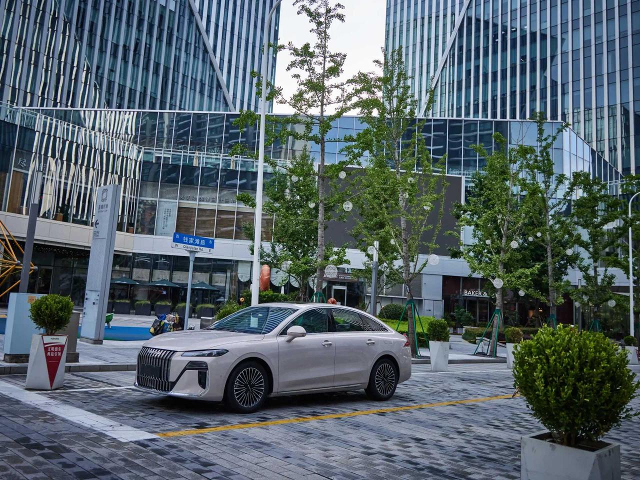 今天看到郭晶晶霍启刚在高铁站被偶遇的新闻，霍家这体育世家招牌真是亮眼。郭晶晶从奥