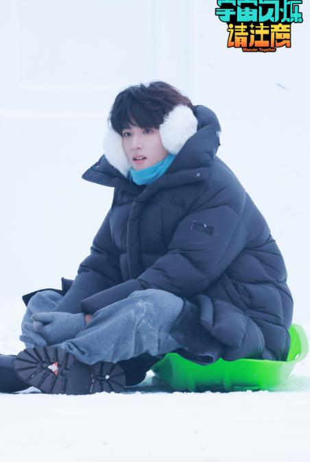 刘耀文一看就是南方仔，到了东北的哈尔滨之后，镜头和风度都不要了，脸包的严严实实，