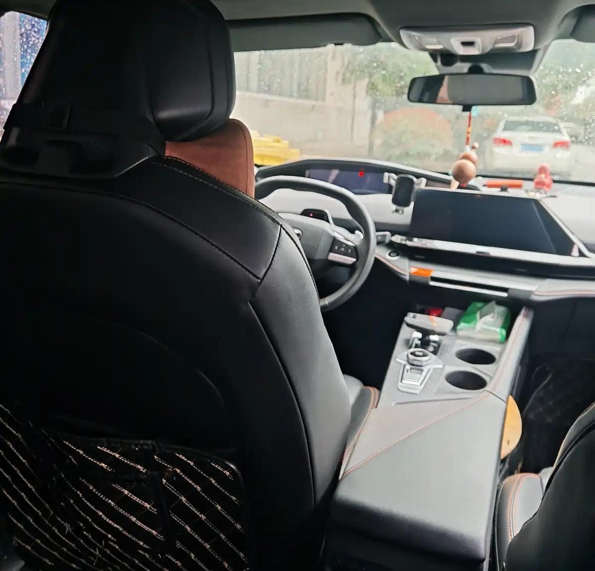 现在很多洗车的地方都会介绍精洗业务。其实车内的保养被很多人忽略了，我从来不在外面