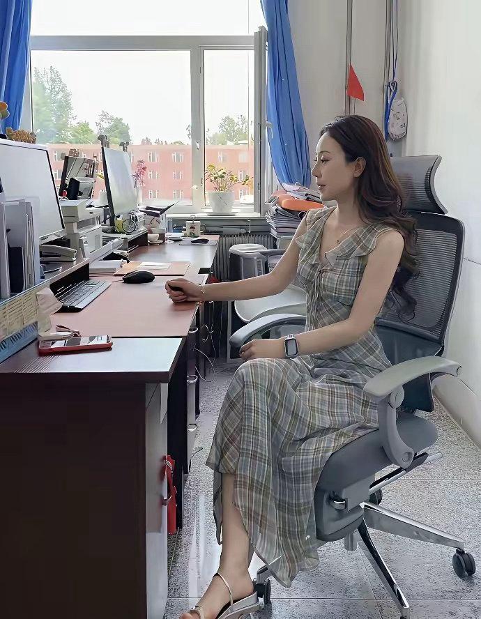 体制内，这个美女，是多大级别领导？