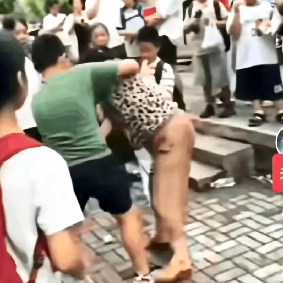生而不养是罪，养而不教是祸！刷到一个视频，看到一位奶奶去接孙子放学，孩子向奶