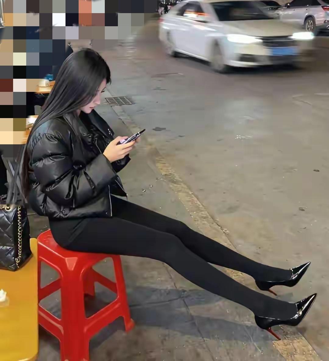 每一个夜里来吃大排档的女孩子，要么就是在等人，要么就是一个人没有事干，出来溜达溜