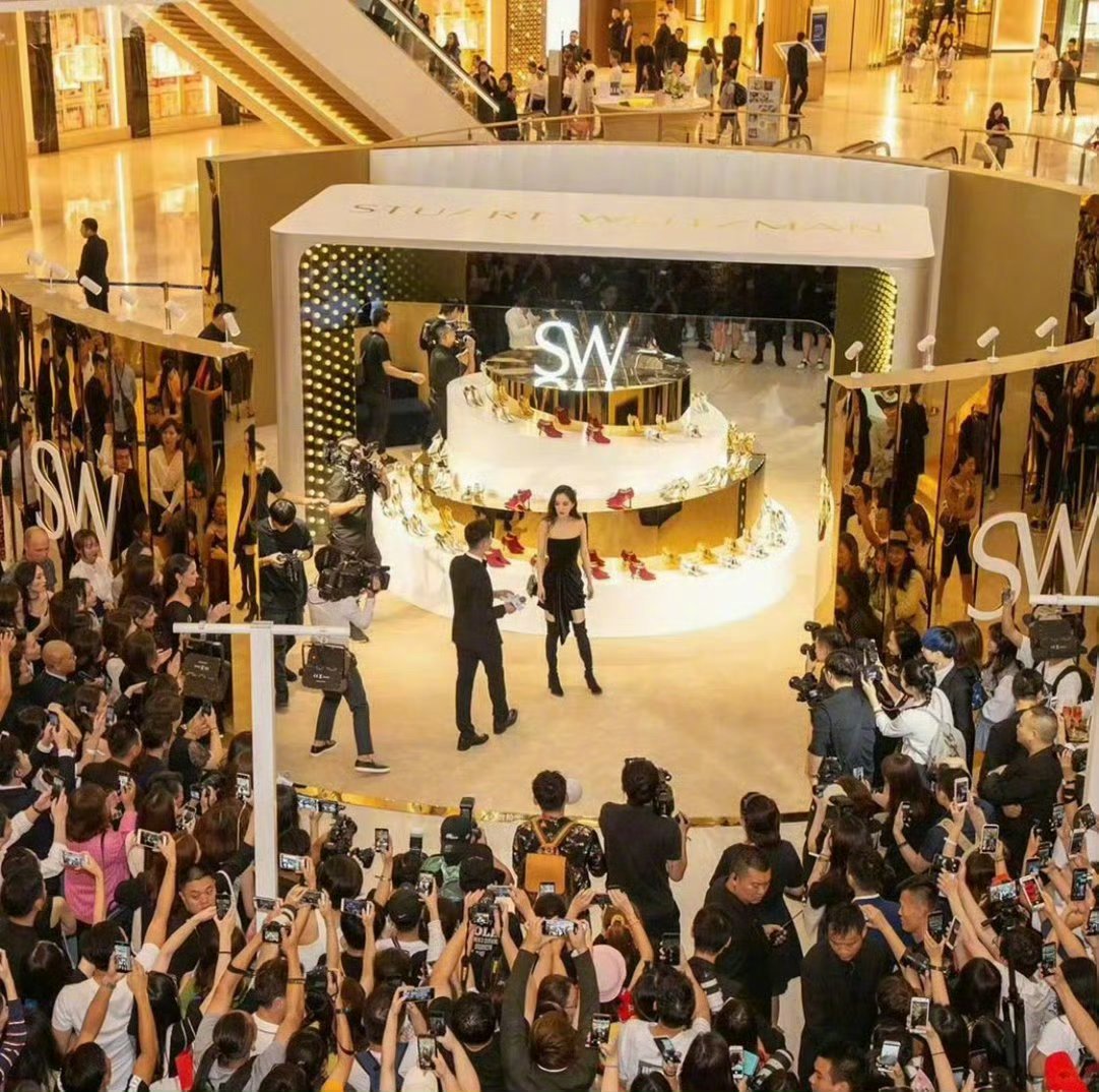 杨幂当年同款过膝靴卖爆杨幂当年线下活动名场面，一身黑色造型搭配过膝靴，大长腿气场